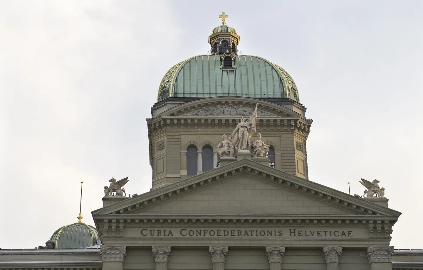 Kuppel und Nordfassade des Bundeshauses mit Schweizerkreuz und Helvetia-Gruppe.