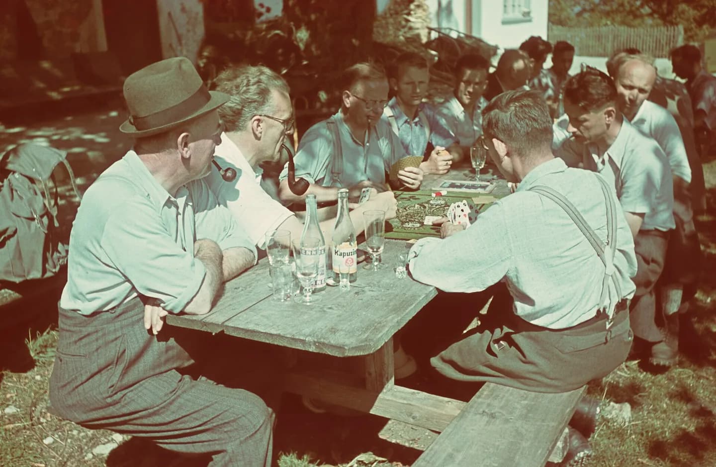 Historische Jassrunde im Jahr 1942 an einem gemeinsamen Tisch.