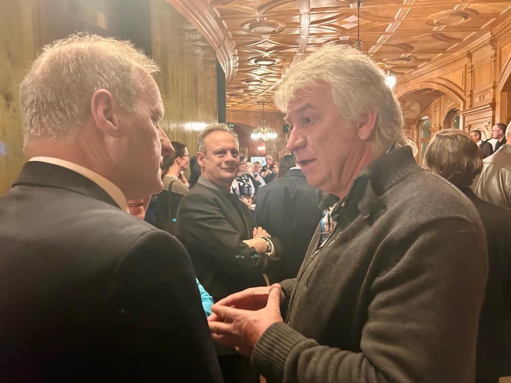 Fabian im Gespräch mit Nationalratspräsident Pierre-André in der Wandelhalle des Bundeshauses.