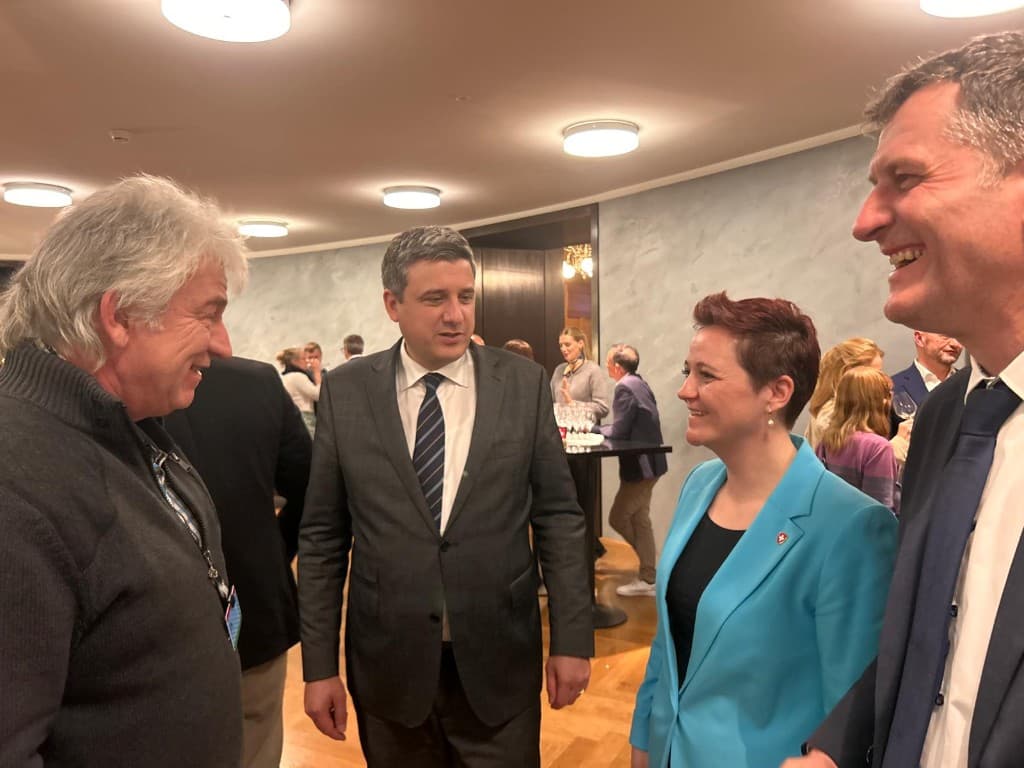 Ständerat Markus, Nationalrätin Steffi und Nationalrat Thomas am Stand des Jassverbands.